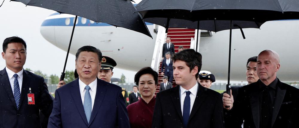 Empfang im Regen. Frankreichs Premier Gabriel Attal (2. v.r.) begrüßt in Paris den chinesischen Staatspräsidenten Xi Jinping (2. v.l.). 